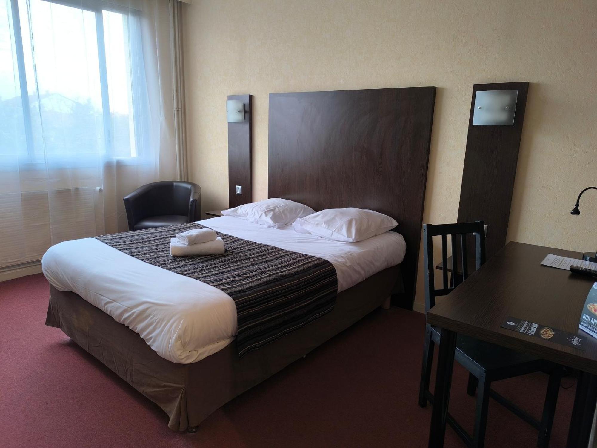 Adonis Lyon Est Hotel Artys Saint-Priest-en-Jarez Esterno foto