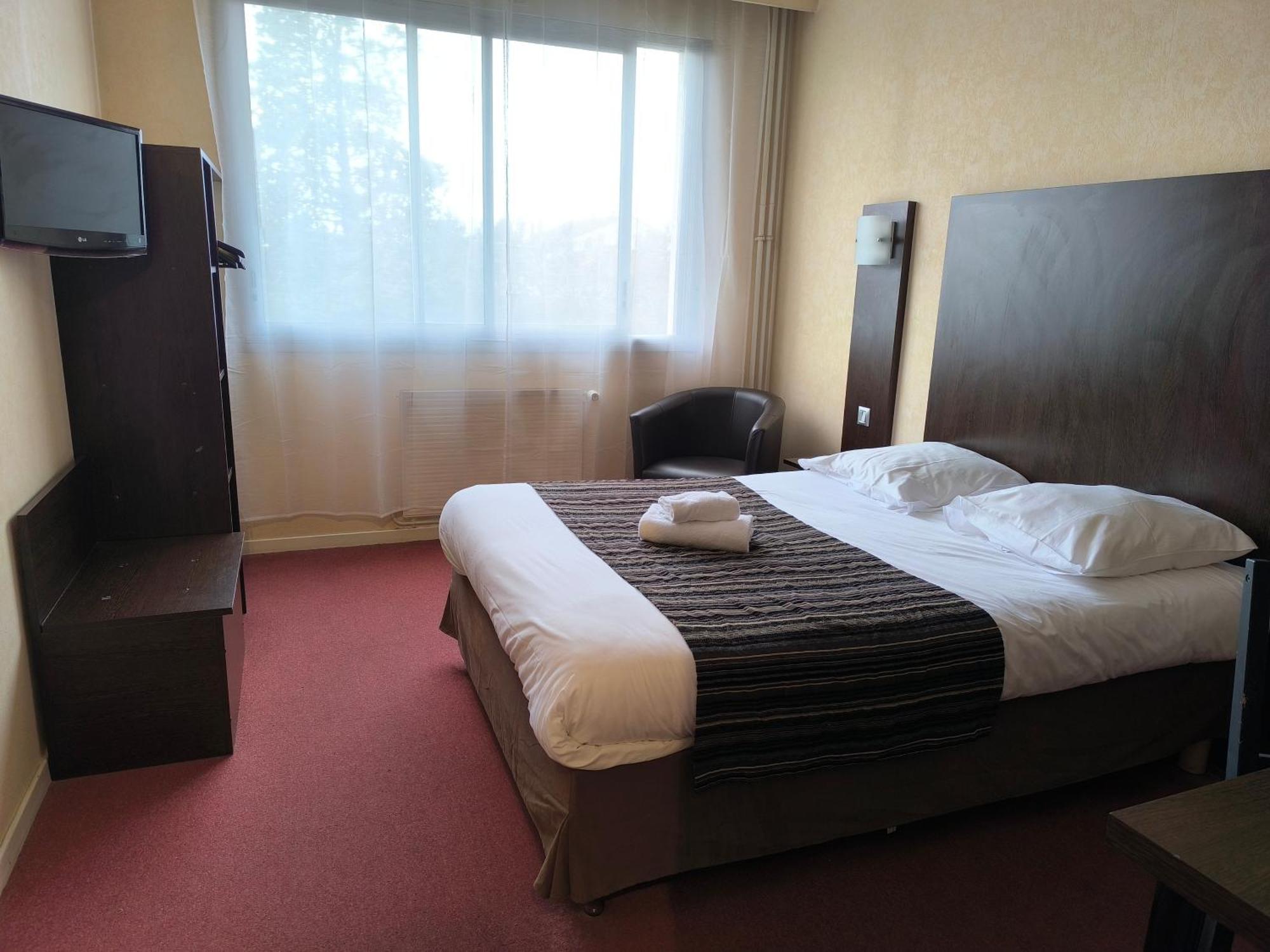 Adonis Lyon Est Hotel Artys Saint-Priest-en-Jarez Esterno foto