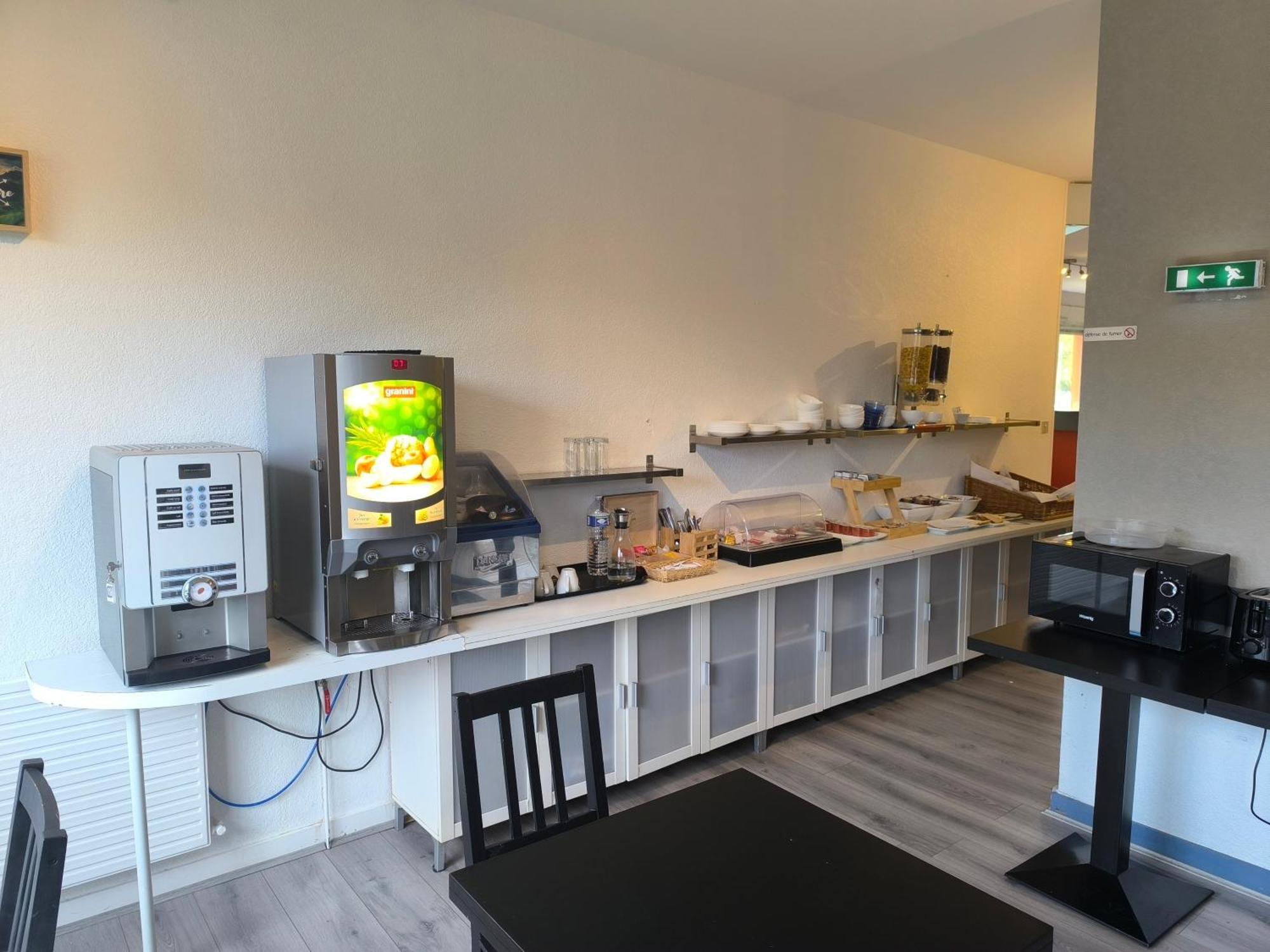 Adonis Lyon Est Hotel Artys Saint-Priest-en-Jarez Esterno foto