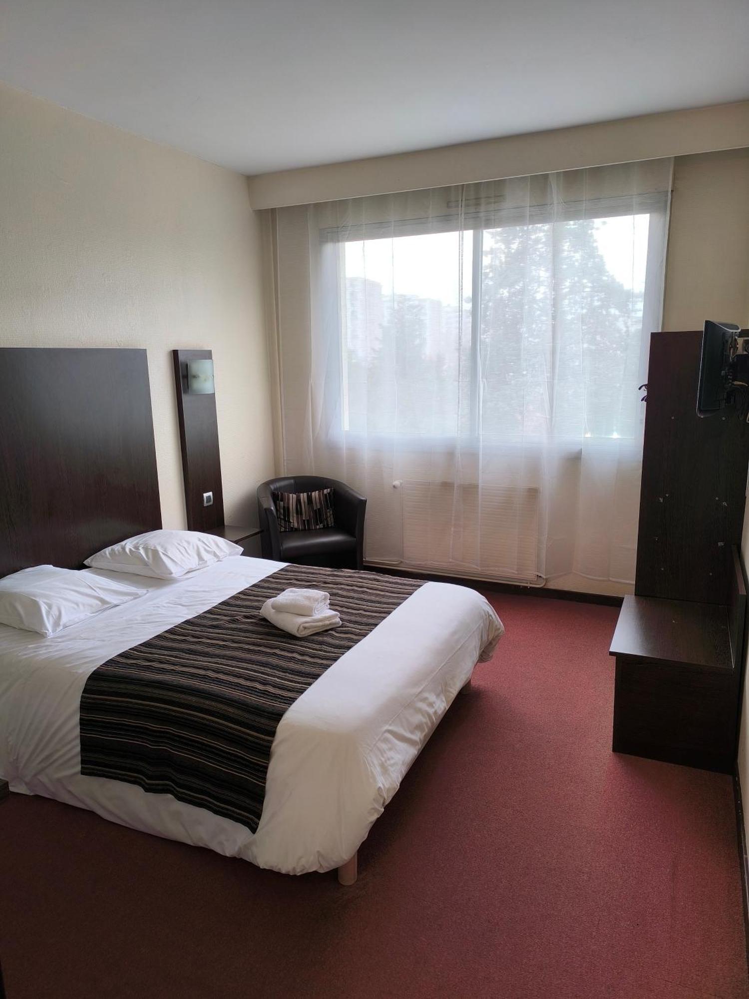 Adonis Lyon Est Hotel Artys Saint-Priest-en-Jarez Esterno foto