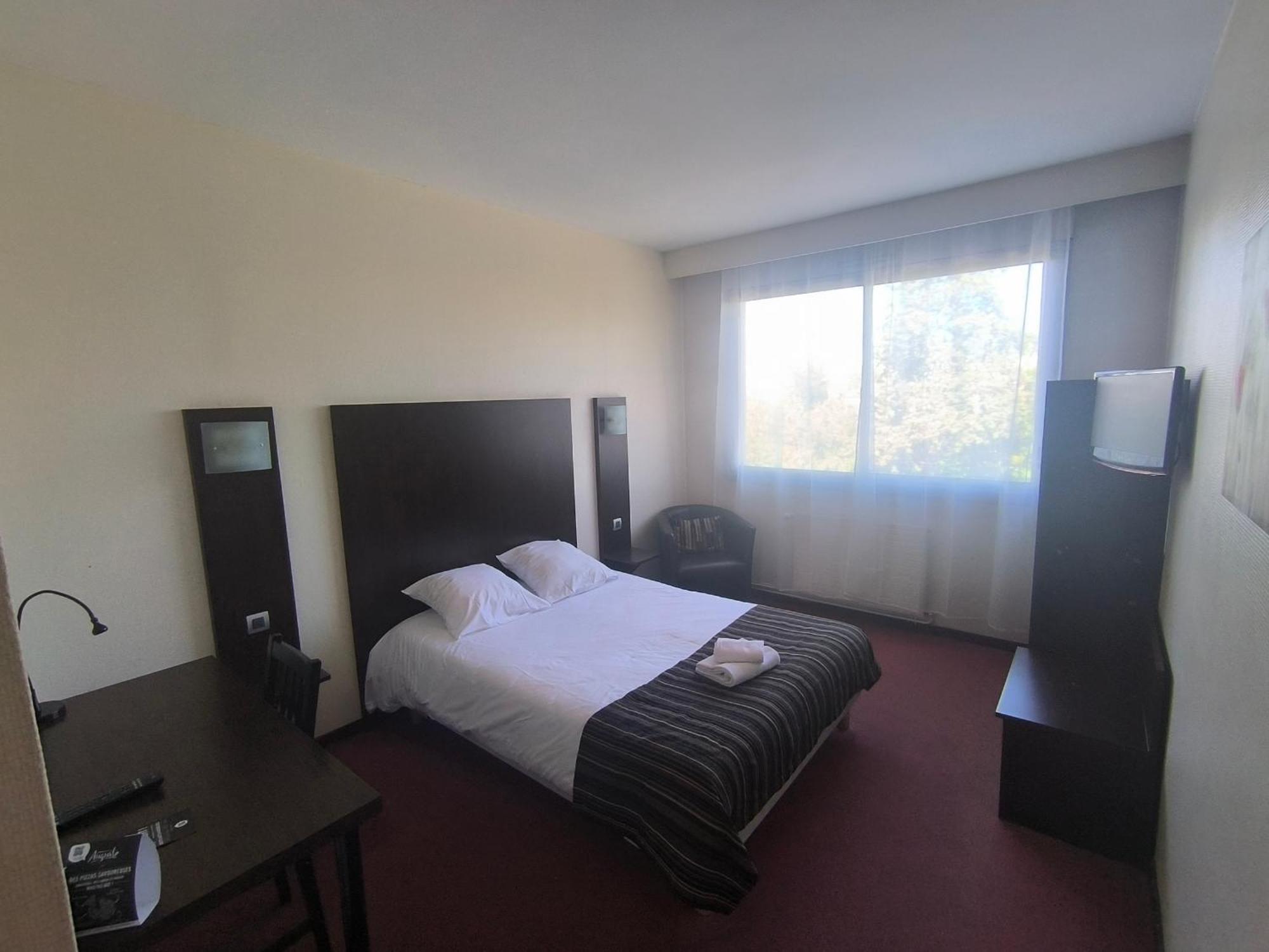 Adonis Lyon Est Hotel Artys Saint-Priest-en-Jarez Esterno foto