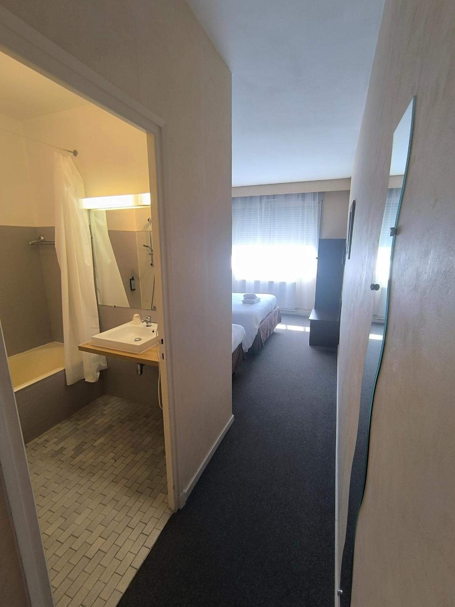 Adonis Lyon Est Hotel Artys Saint-Priest-en-Jarez Esterno foto